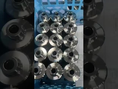 특수 모양의 고정 장치에 맞춤형 폼